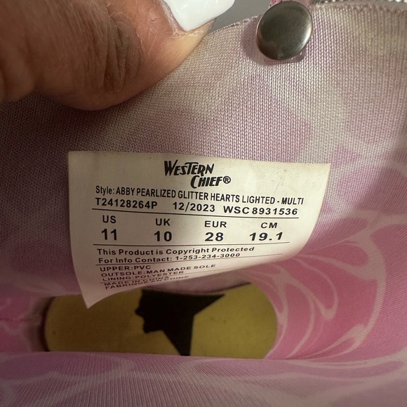 These little cute pink light up boots are so adorable. - Picture 4 of 6